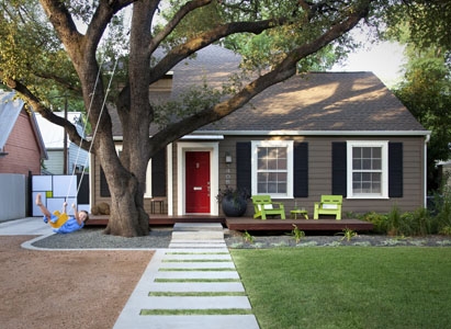 the-white-trim-with-the-contrasted-paint-and-shutters-pop-almost-as-much-as-the-red-door-myhomelifemag-com